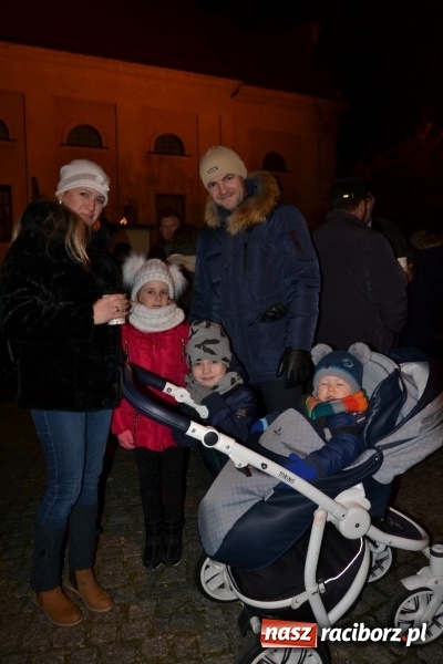 Zdjęcie w galerii na portalu naszraciborz.pl: Grzaniec, ognisko, pierniki i fajerwerki. Tworków gotowy na Boże Narodzenie  wiadomości z regionu