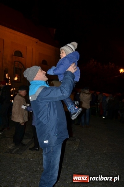 Zdjęcie w galerii na portalu naszraciborz.pl: Grzaniec, ognisko, pierniki i fajerwerki. Tworków gotowy na Boże Narodzenie  wiadomości z regionu