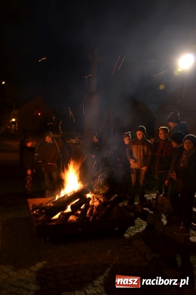 Zdjęcie w galerii na portalu naszraciborz.pl: Grzaniec, ognisko, pierniki i fajerwerki. Tworków gotowy na Boże Narodzenie  wiadomości z regionu