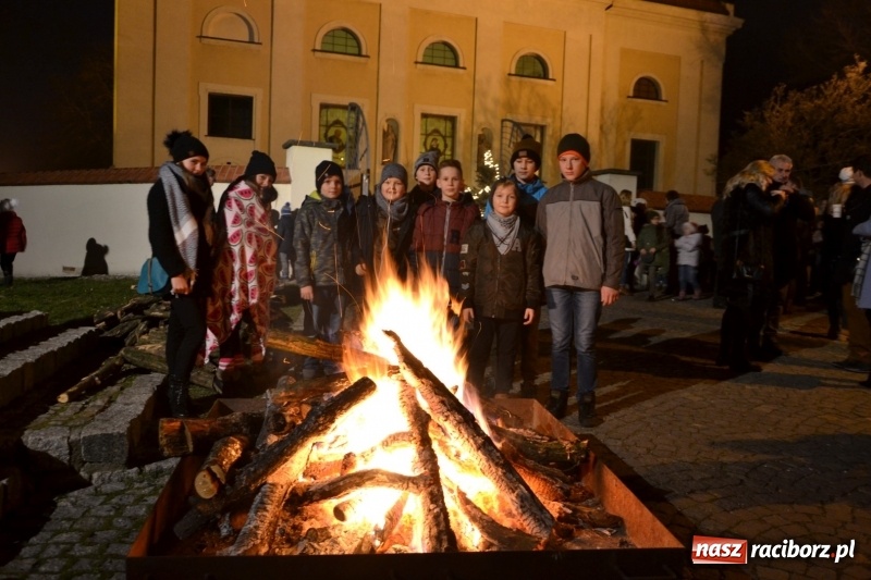 Zdjęcie w galerii na portalu naszraciborz.pl: Grzaniec, ognisko, pierniki i fajerwerki. Tworków gotowy na Boże Narodzenie  wiadomości z regionu