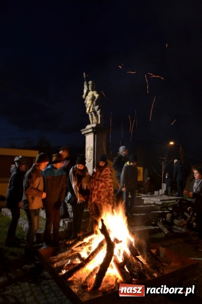 Zdjęcie w galerii na portalu naszraciborz.pl: Grzaniec, ognisko, pierniki i fajerwerki. Tworków gotowy na Boże Narodzenie  wiadomości z regionu