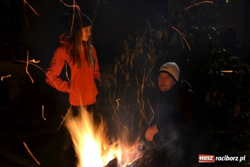 Zdjęcie w galerii na portalu naszraciborz.pl: Grzaniec, ognisko, pierniki i fajerwerki. Tworków gotowy na Boże Narodzenie  wiadomości z regionu