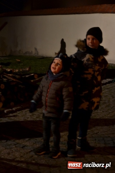 Zdjęcie w galerii na portalu naszraciborz.pl: Grzaniec, ognisko, pierniki i fajerwerki. Tworków gotowy na Boże Narodzenie  wiadomości z regionu