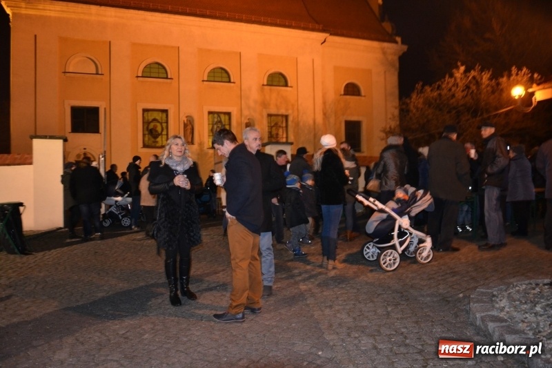 Zdjęcie w galerii na portalu naszraciborz.pl: Grzaniec, ognisko, pierniki i fajerwerki. Tworków gotowy na Boże Narodzenie  wiadomości z regionu