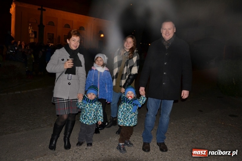 Zdjęcie w galerii na portalu naszraciborz.pl: Grzaniec, ognisko, pierniki i fajerwerki. Tworków gotowy na Boże Narodzenie  wiadomości z regionu