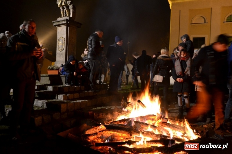 Zdjęcie w galerii na portalu naszraciborz.pl: Grzaniec, ognisko, pierniki i fajerwerki. Tworków gotowy na Boże Narodzenie  wiadomości z regionu