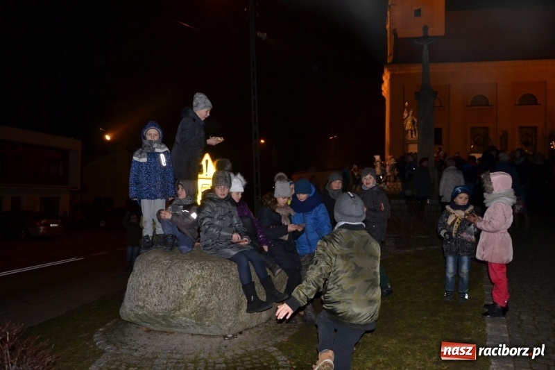 Zdjęcie w galerii na portalu naszraciborz.pl: Grzaniec, ognisko, pierniki i fajerwerki. Tworków gotowy na Boże Narodzenie  wiadomości z regionu