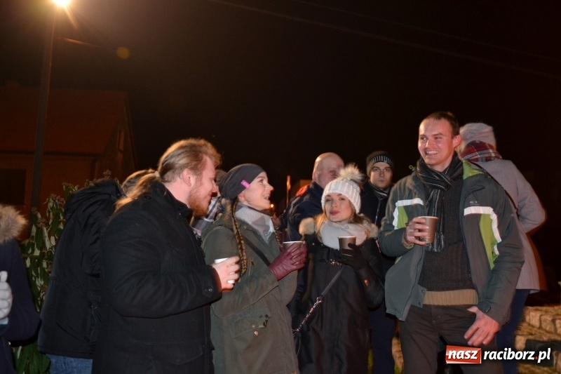 Zdjęcie w galerii na portalu naszraciborz.pl: Grzaniec, ognisko, pierniki i fajerwerki. Tworków gotowy na Boże Narodzenie  wiadomości z regionu