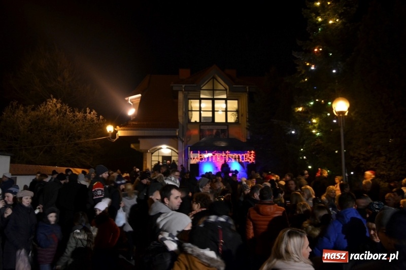 Zdjęcie w galerii na portalu naszraciborz.pl: Grzaniec, ognisko, pierniki i fajerwerki. Tworków gotowy na Boże Narodzenie  wiadomości z regionu