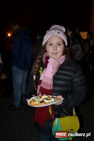 Zdjęcie w galerii na portalu naszraciborz.pl: Grzaniec, ognisko, pierniki i fajerwerki. Tworków gotowy na Boże Narodzenie  wiadomości z regionu