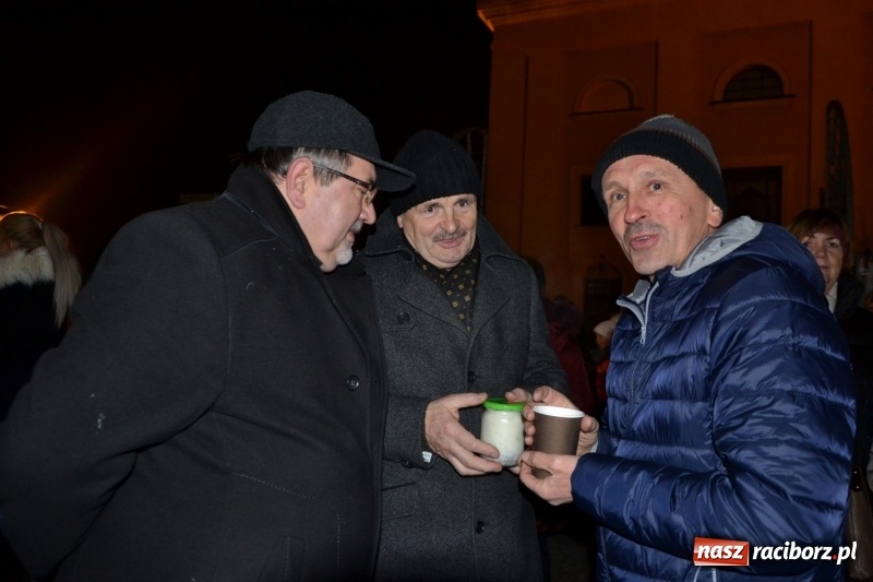 Zdjęcie w galerii na portalu naszraciborz.pl: Grzaniec, ognisko, pierniki i fajerwerki. Tworków gotowy na Boże Narodzenie  wiadomości z regionu