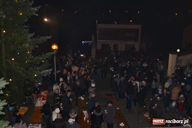 Zdjęcie w galerii na portalu naszraciborz.pl: Grzaniec, ognisko, pierniki i fajerwerki. Tworków gotowy na Boże Narodzenie  wiadomości z regionu