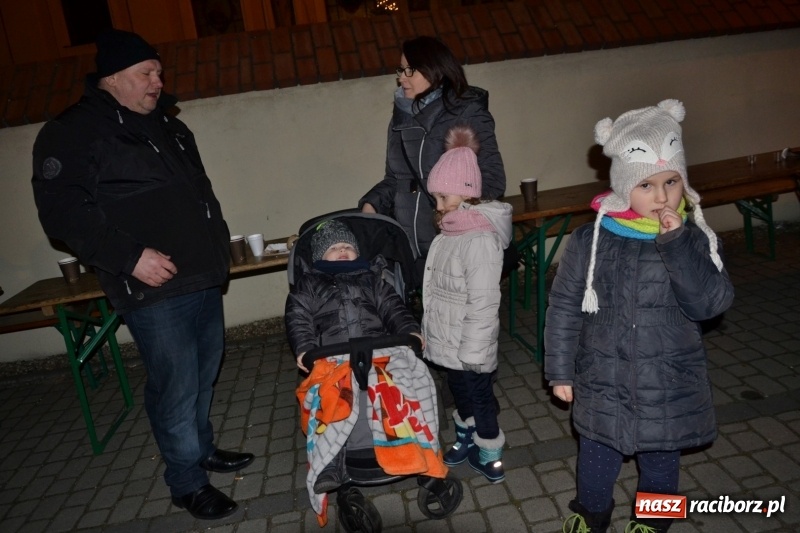 Zdjęcie w galerii na portalu naszraciborz.pl: Grzaniec, ognisko, pierniki i fajerwerki. Tworków gotowy na Boże Narodzenie  wiadomości z regionu