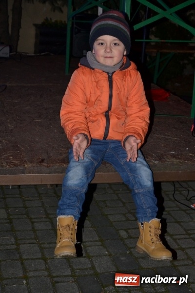 Zdjęcie w galerii na portalu naszraciborz.pl: Grzaniec, ognisko, pierniki i fajerwerki. Tworków gotowy na Boże Narodzenie  wiadomości z regionu