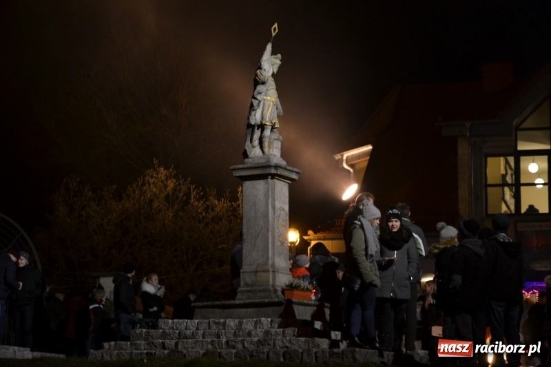 Zdjęcie w galerii na portalu naszraciborz.pl: Grzaniec, ognisko, pierniki i fajerwerki. Tworków gotowy na Boże Narodzenie  wiadomości z regionu