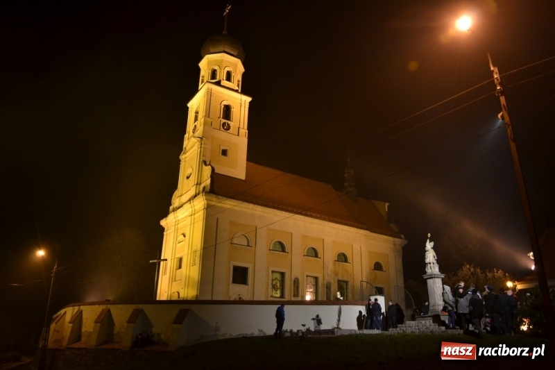 Zdjęcie w galerii na portalu naszraciborz.pl: Grzaniec, ognisko, pierniki i fajerwerki. Tworków gotowy na Boże Narodzenie  wiadomości z regionu
