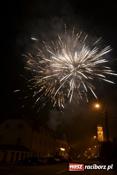 Zdjęcie w galerii na portalu naszraciborz.pl: Grzaniec, ognisko, pierniki i fajerwerki. Tworków gotowy na Boże Narodzenie  wiadomości z regionu