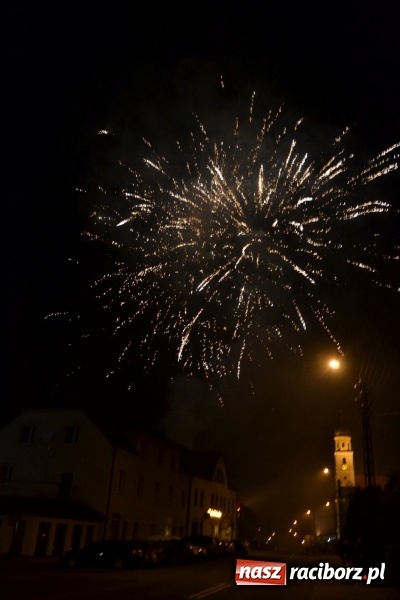 Zdjęcie w galerii na portalu naszraciborz.pl: Grzaniec, ognisko, pierniki i fajerwerki. Tworków gotowy na Boże Narodzenie  wiadomości z regionu