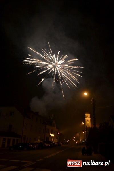 Zdjęcie w galerii na portalu naszraciborz.pl: Grzaniec, ognisko, pierniki i fajerwerki. Tworków gotowy na Boże Narodzenie  wiadomości z regionu