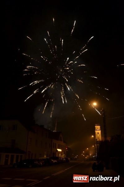 Zdjęcie w galerii na portalu naszraciborz.pl: Grzaniec, ognisko, pierniki i fajerwerki. Tworków gotowy na Boże Narodzenie  wiadomości z regionu
