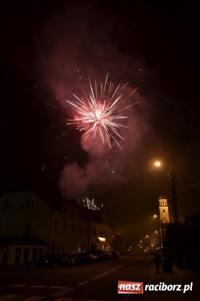 Zdjęcie w galerii na portalu naszraciborz.pl: Grzaniec, ognisko, pierniki i fajerwerki. Tworków gotowy na Boże Narodzenie  wiadomości z regionu