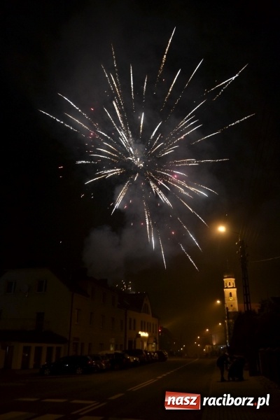 Zdjęcie w galerii na portalu naszraciborz.pl: Grzaniec, ognisko, pierniki i fajerwerki. Tworków gotowy na Boże Narodzenie  wiadomości z regionu