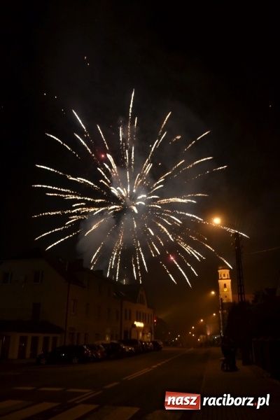 Zdjęcie w galerii na portalu naszraciborz.pl: Grzaniec, ognisko, pierniki i fajerwerki. Tworków gotowy na Boże Narodzenie  wiadomości z regionu