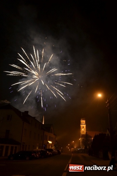 Zdjęcie w galerii na portalu naszraciborz.pl: Grzaniec, ognisko, pierniki i fajerwerki. Tworków gotowy na Boże Narodzenie  wiadomości z regionu