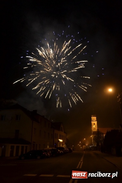 Zdjęcie w galerii na portalu naszraciborz.pl: Grzaniec, ognisko, pierniki i fajerwerki. Tworków gotowy na Boże Narodzenie  wiadomości z regionu