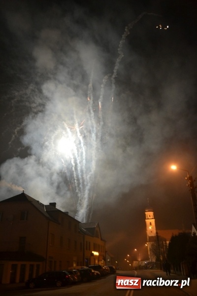 Zdjęcie w galerii na portalu naszraciborz.pl: Grzaniec, ognisko, pierniki i fajerwerki. Tworków gotowy na Boże Narodzenie  wiadomości z regionu