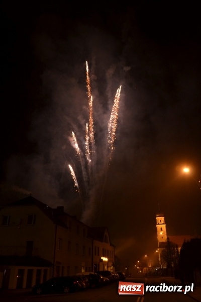 Zdjęcie w galerii na portalu naszraciborz.pl: Grzaniec, ognisko, pierniki i fajerwerki. Tworków gotowy na Boże Narodzenie  wiadomości z regionu