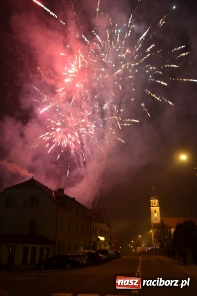Zdjęcie w galerii na portalu naszraciborz.pl: Grzaniec, ognisko, pierniki i fajerwerki. Tworków gotowy na Boże Narodzenie  wiadomości z regionu