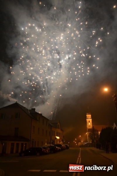 Zdjęcie w galerii na portalu naszraciborz.pl: Grzaniec, ognisko, pierniki i fajerwerki. Tworków gotowy na Boże Narodzenie  wiadomości z regionu