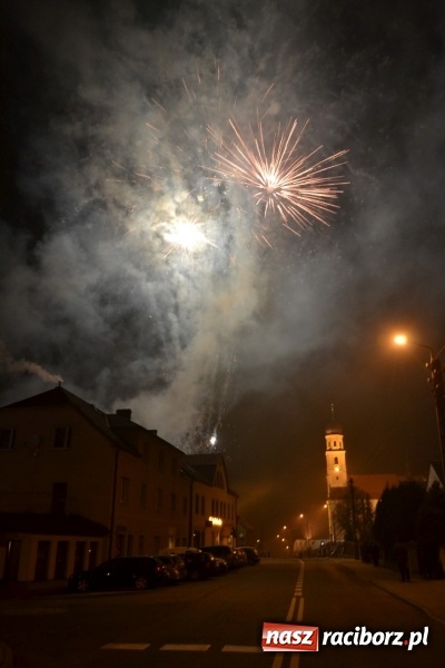 Zdjęcie w galerii na portalu naszraciborz.pl: Grzaniec, ognisko, pierniki i fajerwerki. Tworków gotowy na Boże Narodzenie  wiadomości z regionu
