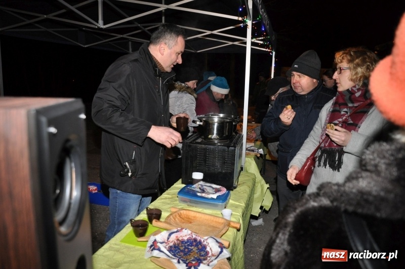 Zdjęcie w galerii na portalu naszraciborz.pl: Strażacka choinka i beskidzka kapela na jarmarku w Kuźni Raciborskiej wiadomości z regionu