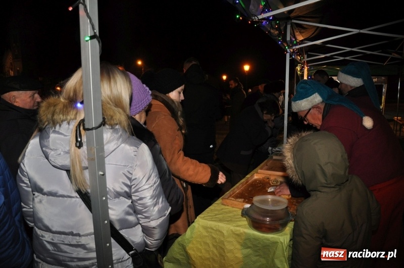 Zdjęcie w galerii na portalu naszraciborz.pl: Strażacka choinka i beskidzka kapela na jarmarku w Kuźni Raciborskiej wiadomości z regionu