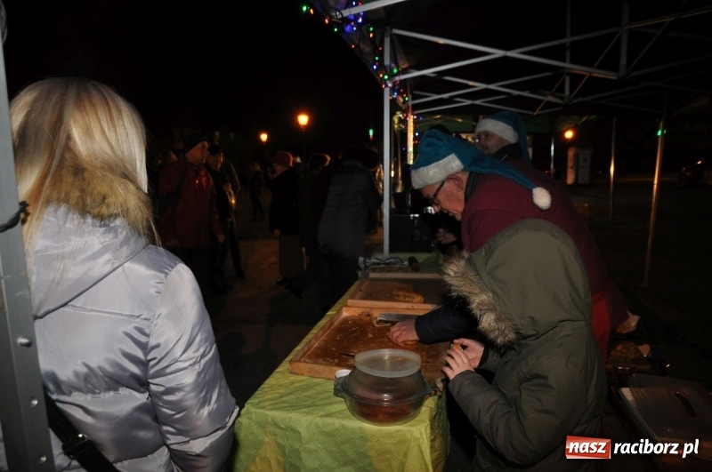 Zdjęcie w galerii na portalu naszraciborz.pl: Strażacka choinka i beskidzka kapela na jarmarku w Kuźni Raciborskiej wiadomości z regionu