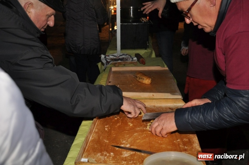 Zdjęcie w galerii na portalu naszraciborz.pl: Strażacka choinka i beskidzka kapela na jarmarku w Kuźni Raciborskiej wiadomości z regionu