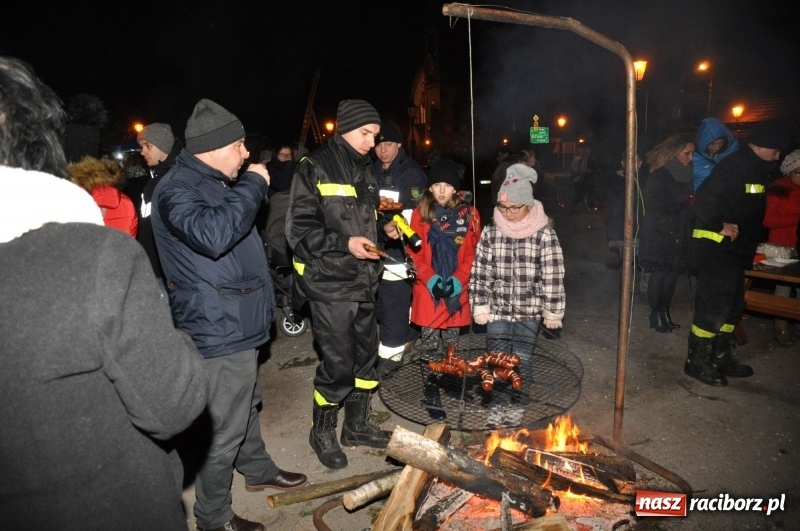 Zdjęcie w galerii na portalu naszraciborz.pl: Strażacka choinka i beskidzka kapela na jarmarku w Kuźni Raciborskiej wiadomości z regionu