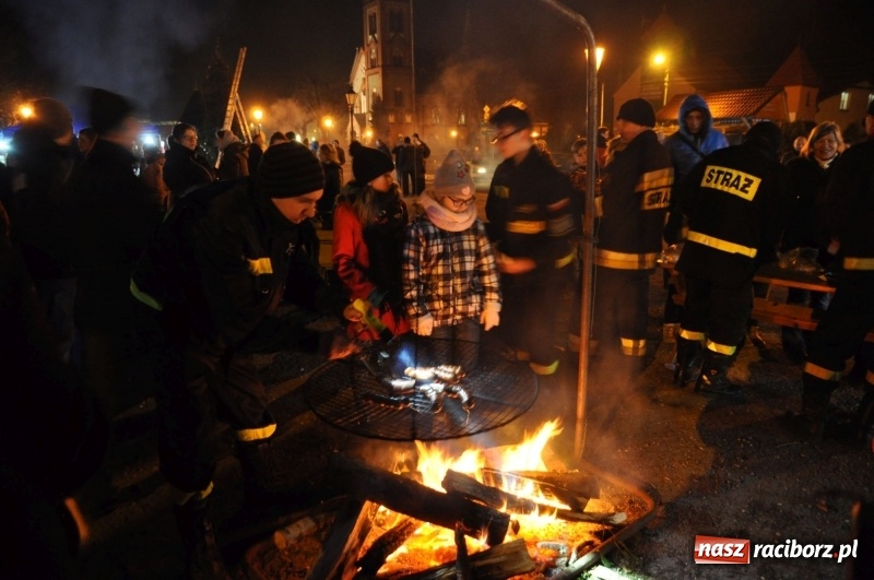 Zdjęcie w galerii na portalu naszraciborz.pl: Strażacka choinka i beskidzka kapela na jarmarku w Kuźni Raciborskiej wiadomości z regionu