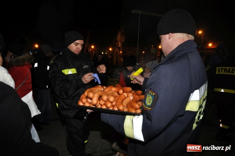 Zdjęcie w galerii na portalu naszraciborz.pl: Strażacka choinka i beskidzka kapela na jarmarku w Kuźni Raciborskiej wiadomości z regionu