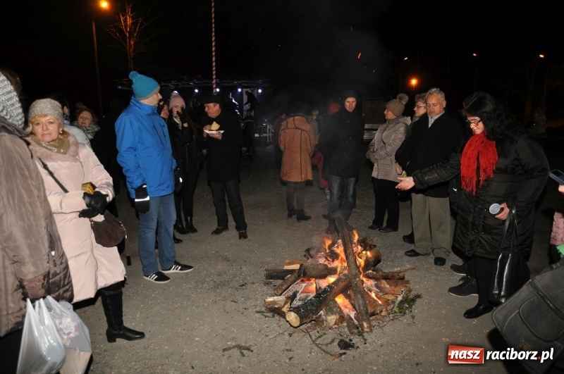 Zdjęcie w galerii na portalu naszraciborz.pl: Strażacka choinka i beskidzka kapela na jarmarku w Kuźni Raciborskiej wiadomości z regionu