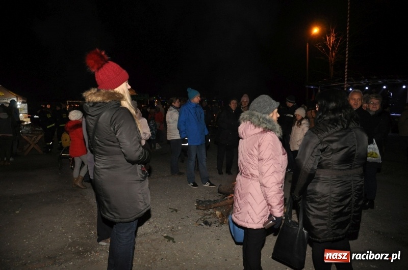 Zdjęcie w galerii na portalu naszraciborz.pl: Strażacka choinka i beskidzka kapela na jarmarku w Kuźni Raciborskiej wiadomości z regionu