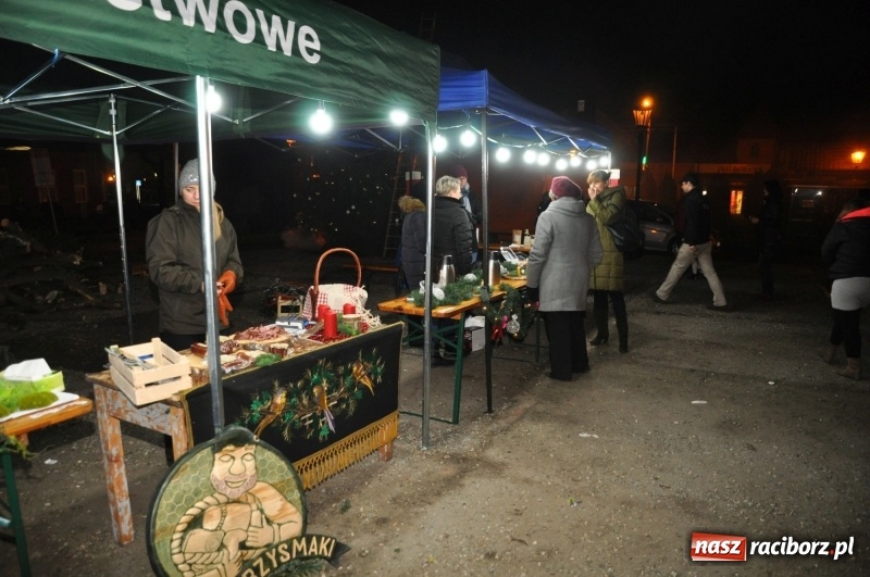 Zdjęcie w galerii na portalu naszraciborz.pl: Strażacka choinka i beskidzka kapela na jarmarku w Kuźni Raciborskiej wiadomości z regionu