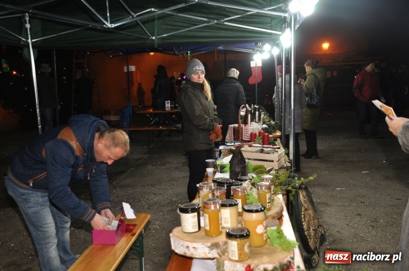 Zdjęcie w galerii na portalu naszraciborz.pl: Strażacka choinka i beskidzka kapela na jarmarku w Kuźni Raciborskiej wiadomości z regionu
