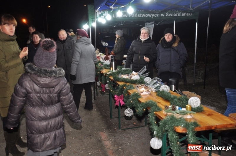 Zdjęcie w galerii na portalu naszraciborz.pl: Strażacka choinka i beskidzka kapela na jarmarku w Kuźni Raciborskiej wiadomości z regionu