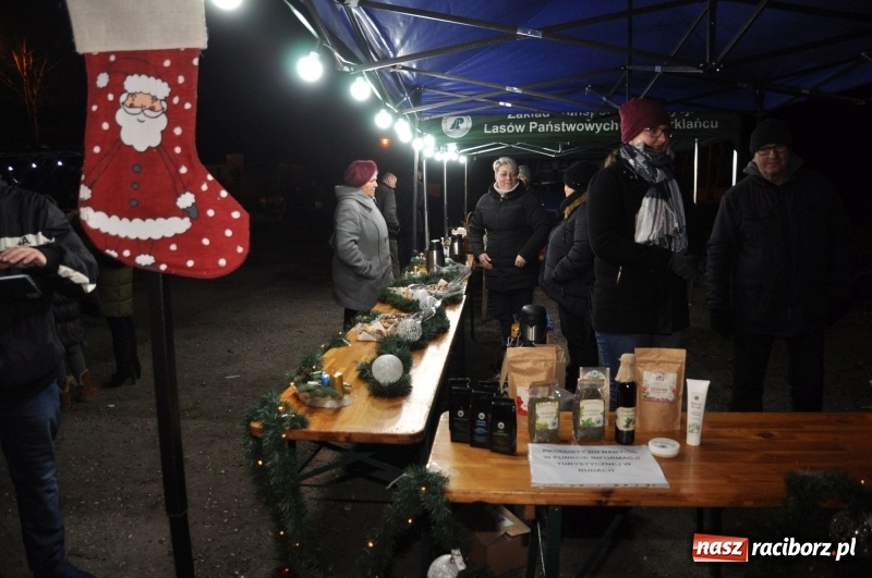 Zdjęcie w galerii na portalu naszraciborz.pl: Strażacka choinka i beskidzka kapela na jarmarku w Kuźni Raciborskiej wiadomości z regionu