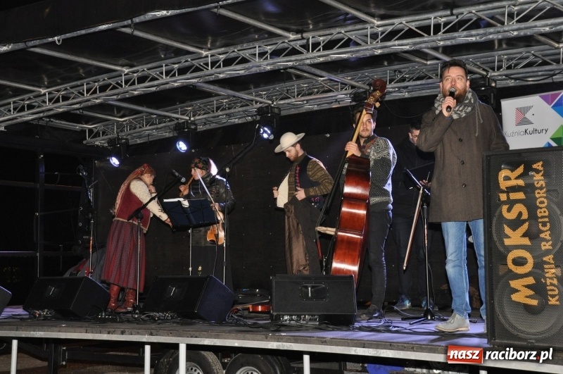 Zdjęcie w galerii na portalu naszraciborz.pl: Strażacka choinka i beskidzka kapela na jarmarku w Kuźni Raciborskiej wiadomości z regionu