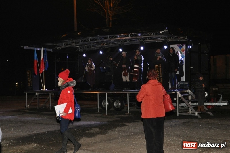 Zdjęcie w galerii na portalu naszraciborz.pl: Strażacka choinka i beskidzka kapela na jarmarku w Kuźni Raciborskiej wiadomości z regionu