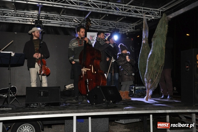 Zdjęcie w galerii na portalu naszraciborz.pl: Strażacka choinka i beskidzka kapela na jarmarku w Kuźni Raciborskiej wiadomości z regionu